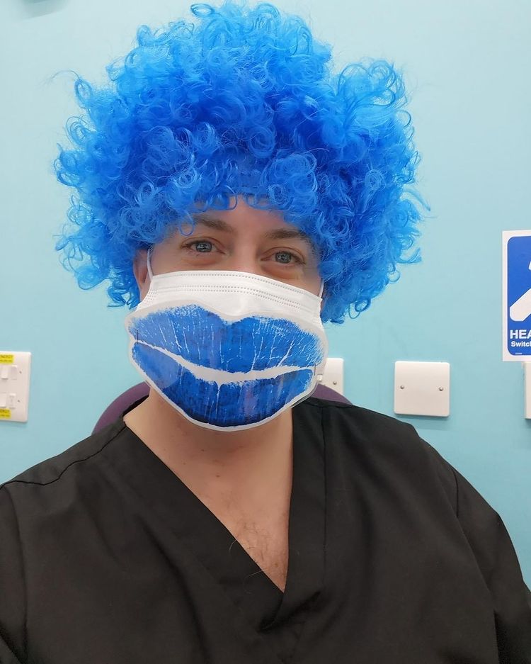 It's #BlueWednesday! A #selfcheck for #mouthcancer takes 45sec &amp; can save your life - early diagnosis is vital. It's easy to self-check: watch <a href="/MouthCancerMCF/">Mouth Cancer Foundation #mouthcancerwalk</a> video here bit.ly/3wU1AIJ
Big thanks to #HRDC #Receptionist Dave for this fab #BlueLipSelfie! #MouthCancerAction