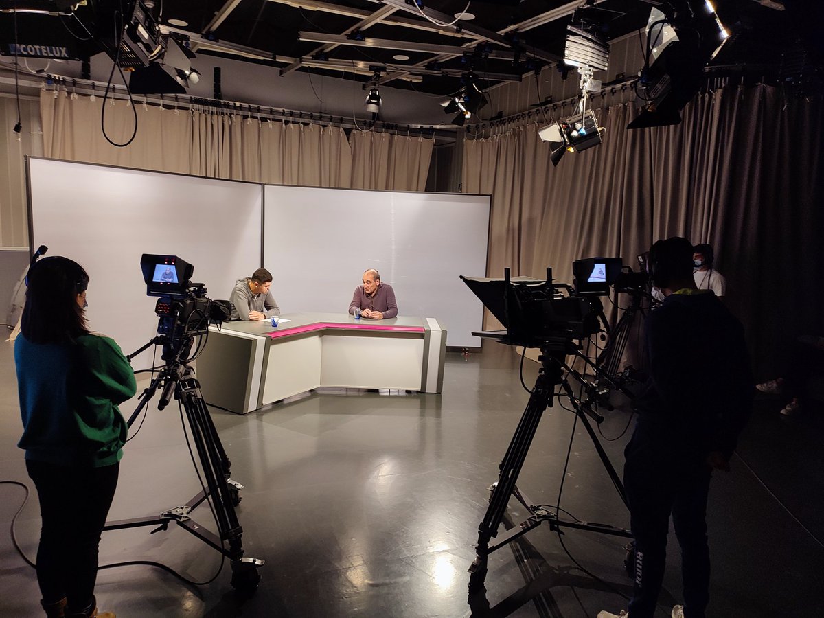 rmcxenomedia's tweet photo. Avui al #TallerProduccioAudiovisual del #GrauPER de la @uvic_ucc entrevistem @JosepBurgayaR Degà de la @UVic_FEC. "La UVic és una universitat que no para de créixer. I cal seguir adaptant-nos als nous temps en contínua transformació" https://t.co/wLNTayYGtb