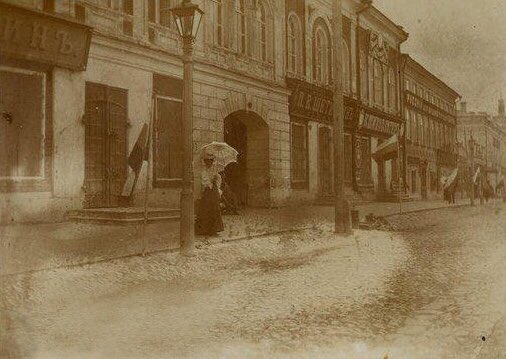 Клавдия Орлова на Большой Саратовской улице (ныне ул. Гончарова). Симбирск, 1907 г.
Фотография из фондов Ульяновского областного краеведческого музея имени И.А. Гончарова

Покупайте билеты на мероприятия нашего музея по ссылке: 
vmuzey.com/museum/konspir…

#история #history #museum
