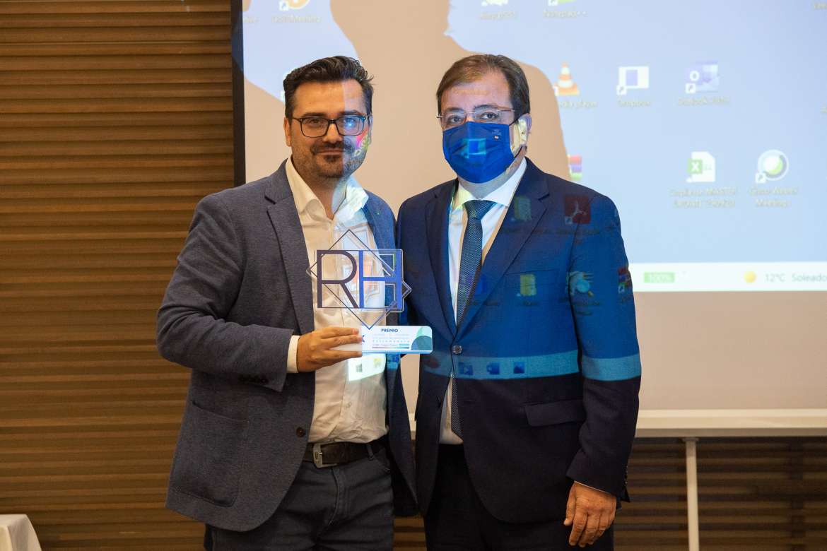 FundecytPCTEX's tweet photo. “destacar a aquellas empresas [...] que ayudan a que tanto sus equipos como sus organizaciones se desarrollen de cara a futuro”, como @neoCKrevolution, en #EmpresasPCTEx, reconocida con el I Premio Liderazgo &amp; Innovación a la Gestión de Personas:

https://t.co/Ox64H0W4L6

#Bravo https://t.co/b6Lh35DeUJ