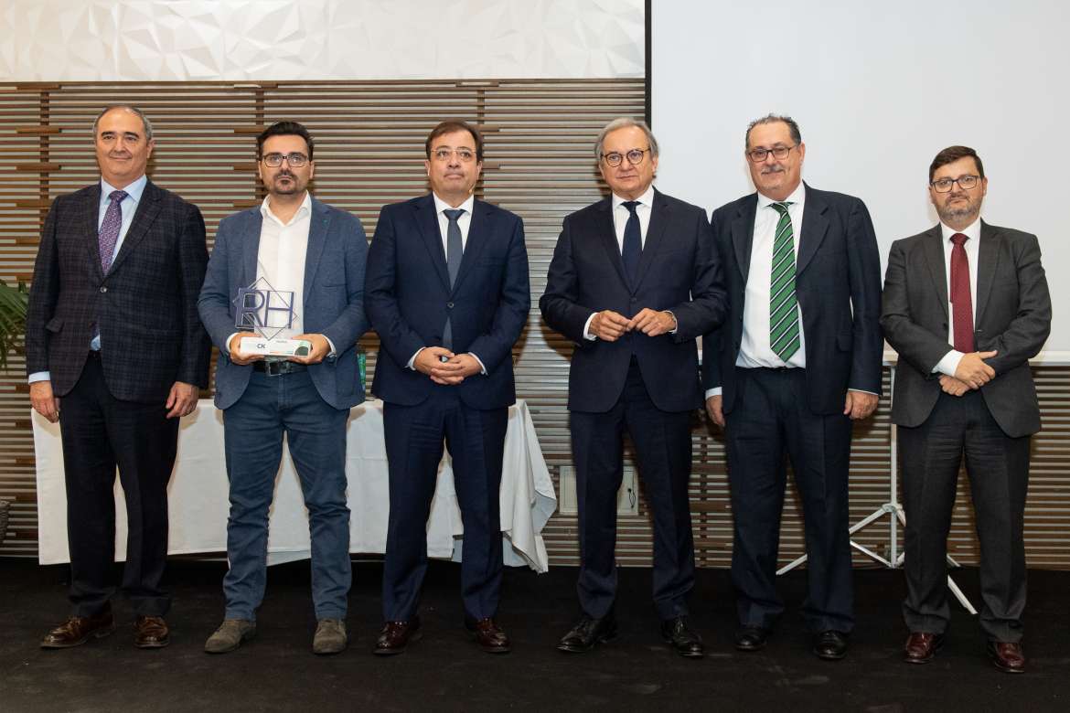 FundecytPCTEX's tweet photo. “destacar a aquellas empresas [...] que ayudan a que tanto sus equipos como sus organizaciones se desarrollen de cara a futuro”, como @neoCKrevolution, en #EmpresasPCTEx, reconocida con el I Premio Liderazgo &amp; Innovación a la Gestión de Personas:

https://t.co/Ox64H0W4L6

#Bravo https://t.co/b6Lh35DeUJ