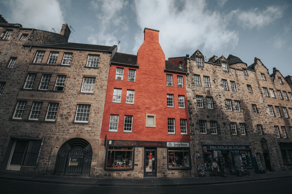 limerich_ed's tweet photo. LIMERICH ltd #hotlime #limeharl & #limewash at the #canongate on #royalmile next to another contractor recessed lime pointing. To regain the appeal of appropriate surface finishes we need more good examples in our environment. What do you prefer? https://t.co/zjyiTOG2Jo
