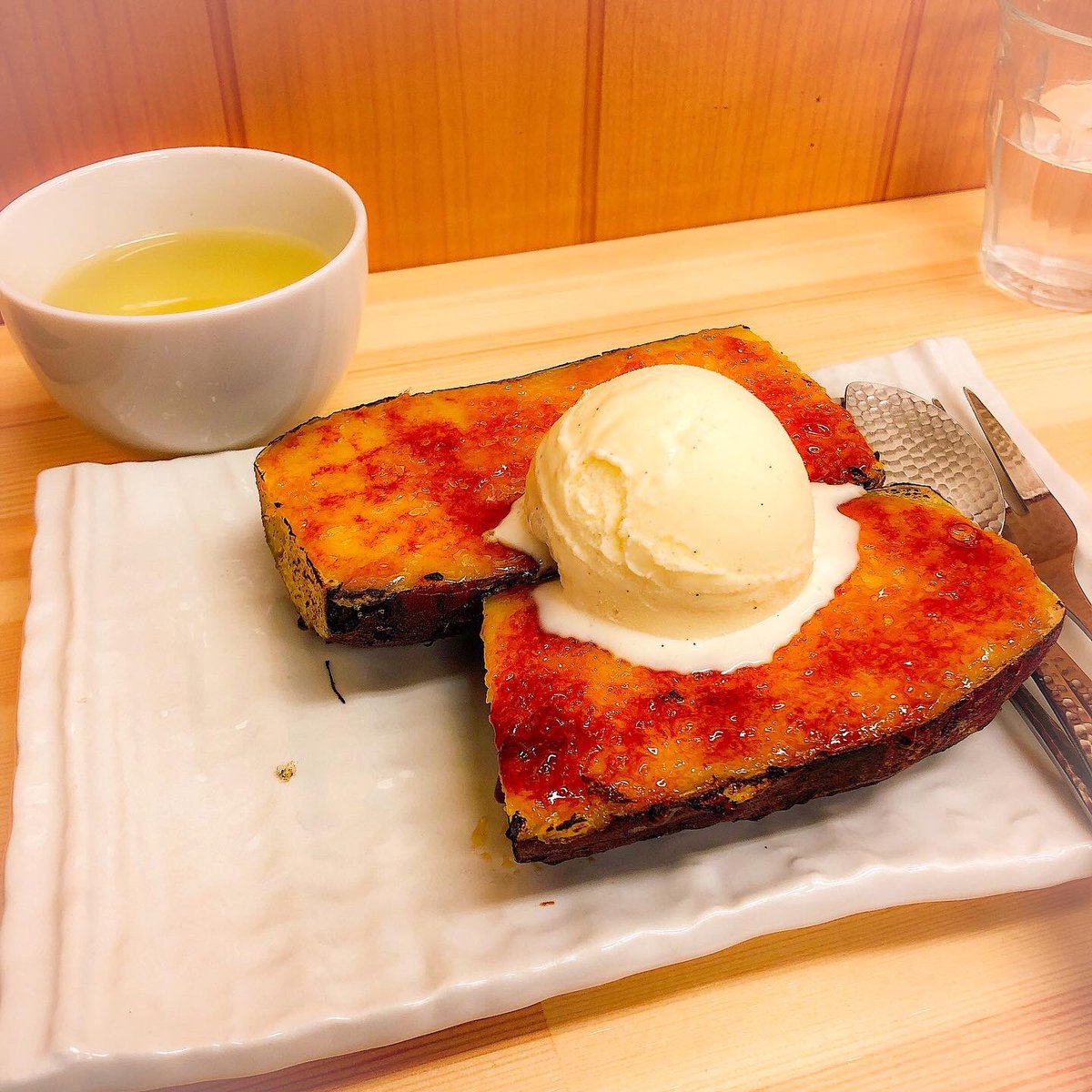 pampukinhat's tweet photo. 築地【高級芋菓子しみず】
⁡ 『焼き芋ブリュレ』

ほくほく焼き芋の表面をキャラメリゼした焼き芋ブリュレ✨
カリカリのキャラメリゼが芋の濃厚な甘さをぐっと引き立ててます🤤
ねっとりとした甘さではないのですっきりと食べれちゃいます(´∀｀*)
⁡
#焼き芋ブリュレ #高級芋菓子しみず #築地 https://t.co/cSjC4sUo8S