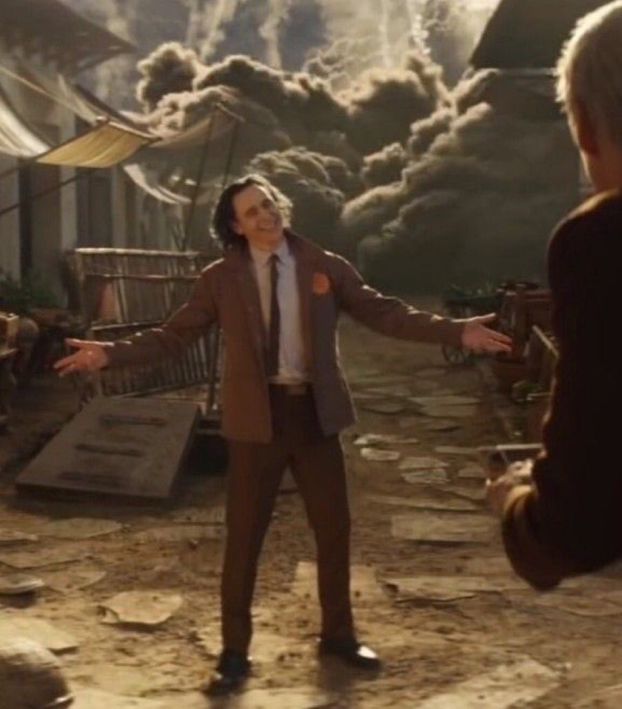 Se asoma tras Aizawa y a Endeavor le hace así: