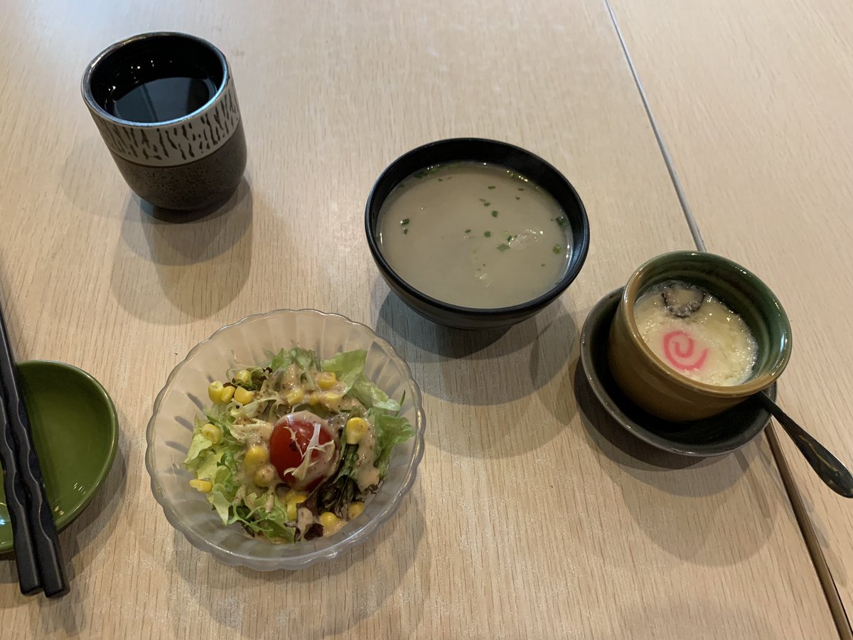 CW0535's tweet photo. 🍱鯺葵
📍新祥街4號

午餐好抵食
$55就有圖中咁多野
水準都唔錯
係個蒸蛋有少少失準
但咁嘅價錢我都冇乜好要求😊
店員好有禮貌
有水準加上門口咁大隻豬
過去當食「裝修」都值

唔啱食附近仲有至少5間黃店
去開上水真係要留意下👀

#黃色經濟圈 
#上水 https://t.co/Y4PO4ZtxDl