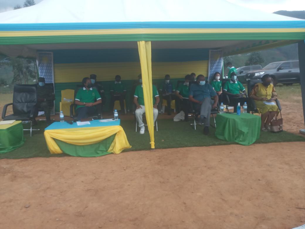 RwandaYouthArts's tweet photo. Min. @RMbabazi yageze mu Murenge wa Nyabinoni @Muhangadis gutera inkunga imishinga y'Urubyiruko rukora muri #Ecobrigade. https://t.co/Wo8e8CRv7q