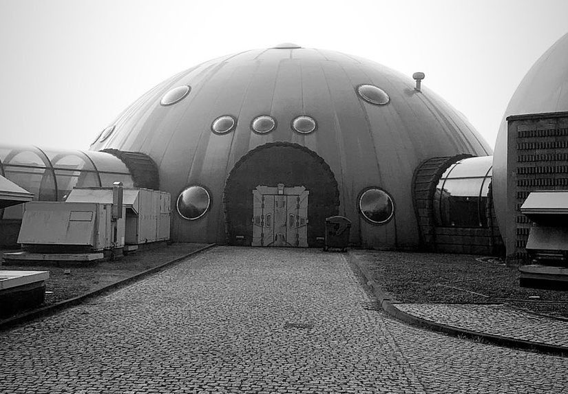 jule_die's tweet photo. Raumstation auf dem Mars oder Reise in die Zukunft ? #stylisch
Muss ich an #KIDieletzteErfindung denken.
#3sat
#mediathek
( Quelle DD Insta ) https://t.co/eJEMxfWRGM