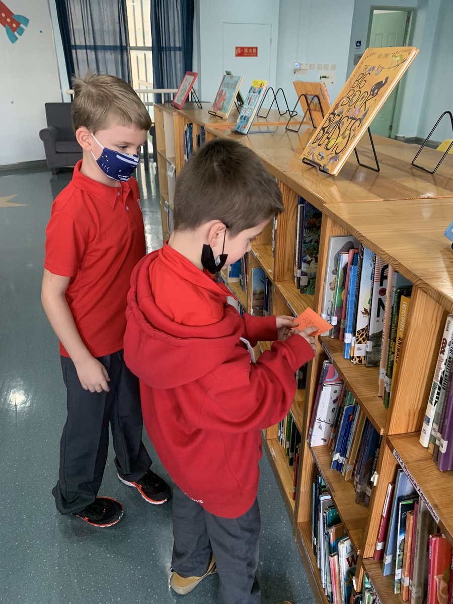 Bonnie_Library's tweet image. G2 are learning about maps, so I introduced them to our library map. Armed with the map and call #’s, they went on a quest to find library books.  Students were thinkers,following the clues to find their books, and were proud of their success! #myCISB #PYPlibrary #libraryskills