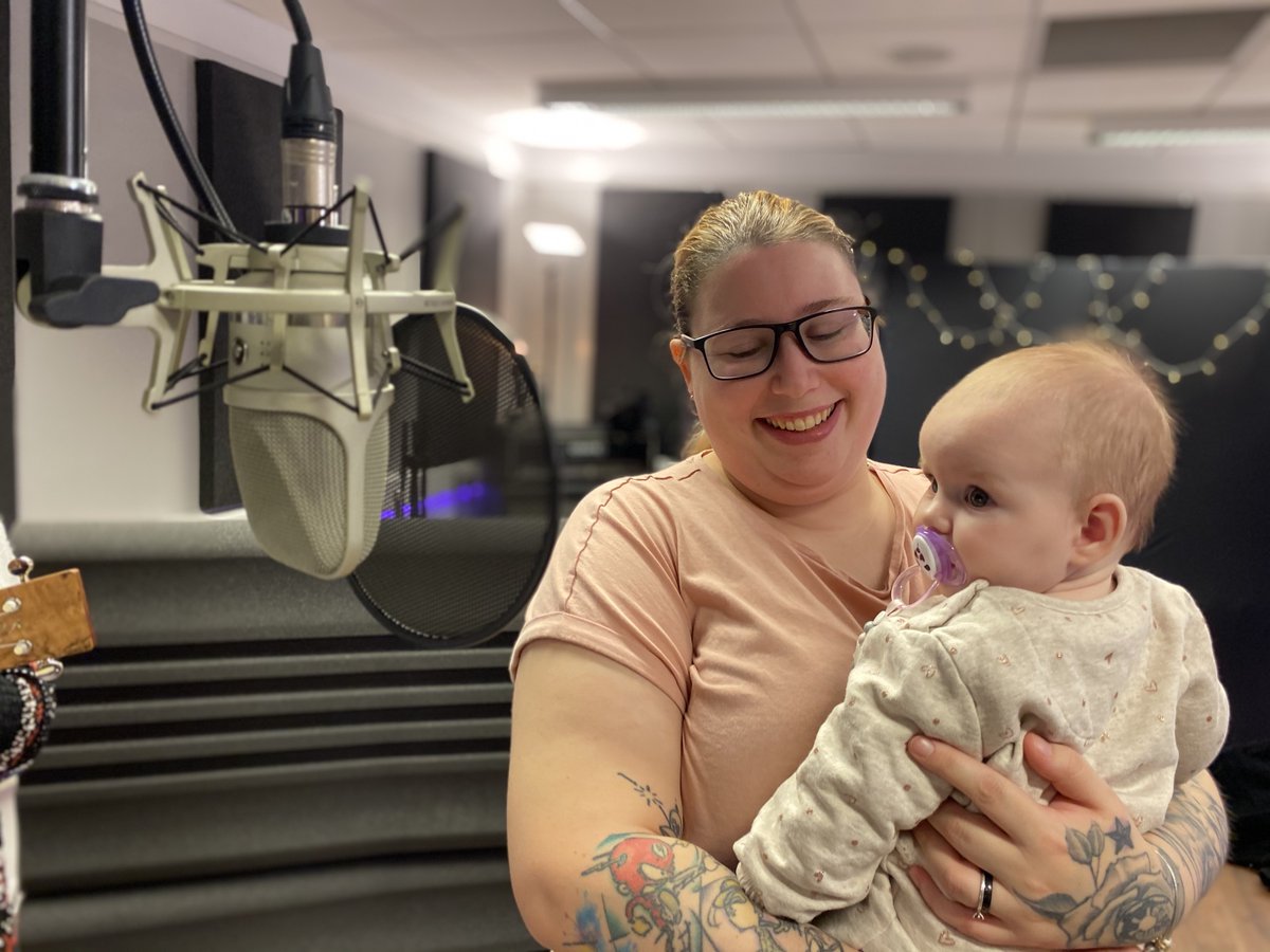 Today we're at #BabyWeekCM21 launching our #LullabyProject with #NHS partners. Together we're working with families to create personal lullabies for their newborns, supporting peri-natal health & bonding. 

Learn more: bit.ly/LMNLullabyLaun…
#CreativeHealth #MusicandHealth