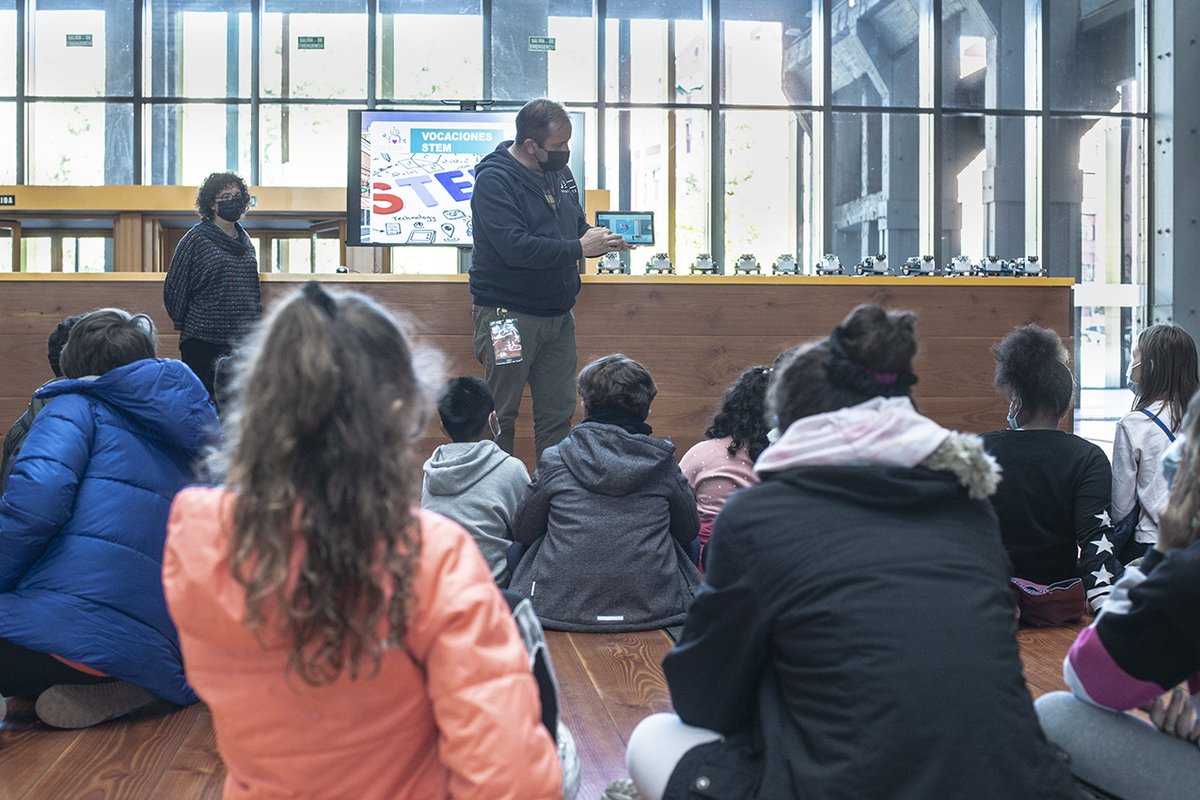 LaNaveMadrid's tweet photo. #RoboRetos de @creatica 🤖 Taller dirigido a niños y niñas de 5º y 6º de primaria para familiarizarles con la programación, el pensamiento computacional y la robótica educativa. https://t.co/pKdGg3W0la
