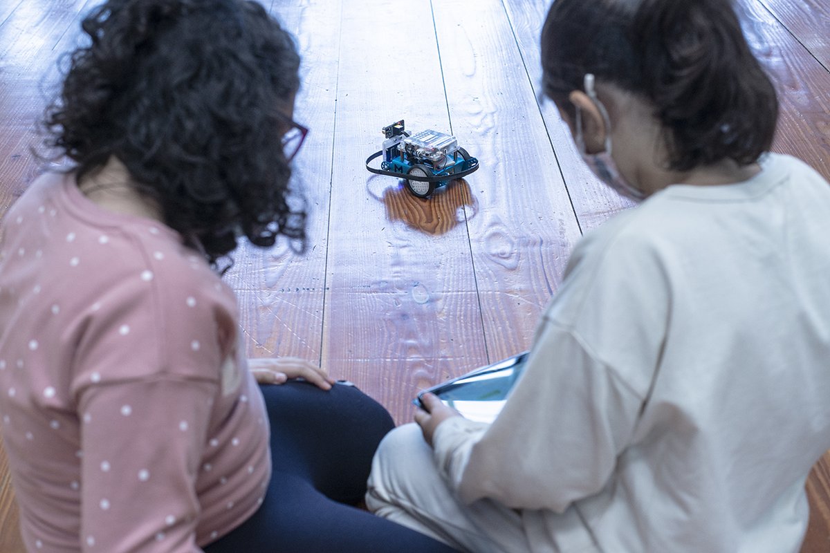 LaNaveMadrid's tweet photo. #RoboRetos de @creatica 🤖 Taller dirigido a niños y niñas de 5º y 6º de primaria para familiarizarles con la programación, el pensamiento computacional y la robótica educativa. https://t.co/pKdGg3W0la