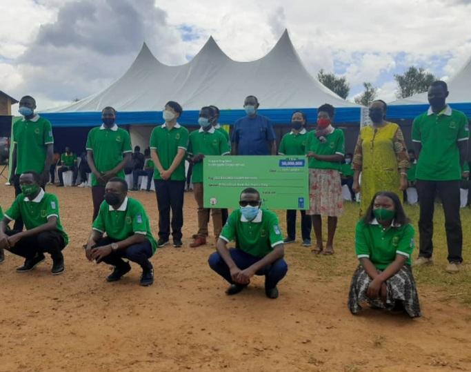 RwandaYouthArts's tweet photo. Ku bufatanye na @KOICA_Rwanda na @UNDP_Rwanda, Minisiteri y'Urubyiruko n'Umuco imaze gushyikiriza koperative z'urubyiruko 15 inkunga y'amafaranga y'u Rwanda Miliyoni 50 hagamijwe gushyigikira imishinga yazo. #Ecobrigade https://t.co/eLySCHj2DP