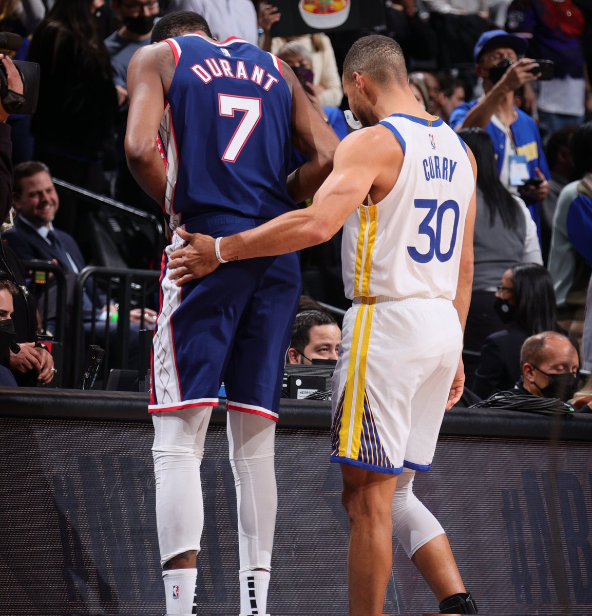 Kevin Durant elogia a Stephen Curry tras su enfrentamiento anoche:

“Es un maestro. Ama este juego y a sus compañeros. Está jugando a un nivel de MVP y de Hall of Fame. Hay que respetarle"