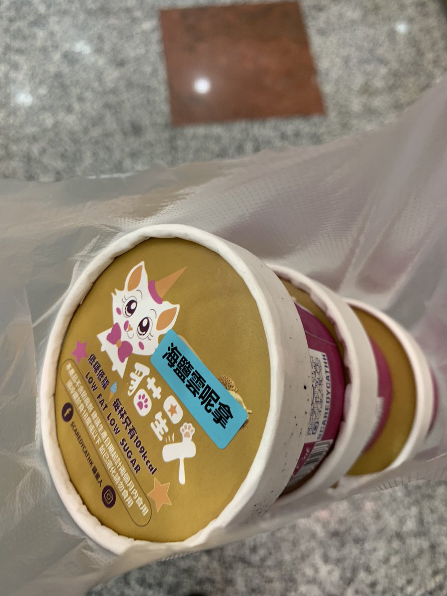 CW0535's tweet photo. 🛍齊齊士多
📍屯門盈豐商場G/F中間位置

估唔到呢度都有小花貓嘅雪櫃
唯有出手買幾盒拎返屋企食
雖然最後溶左少少😑

仲有一啲其他黃店賣開出面未必揾到嘅酒、汽水佢地都有供應
路過或喺附近返工嘅可以留意下佢
不過聽講佢開門時間有啲飄忽
要講少少運🥲

#黃色經濟圈 
#屯門 https://t.co/pTlbgBDVag