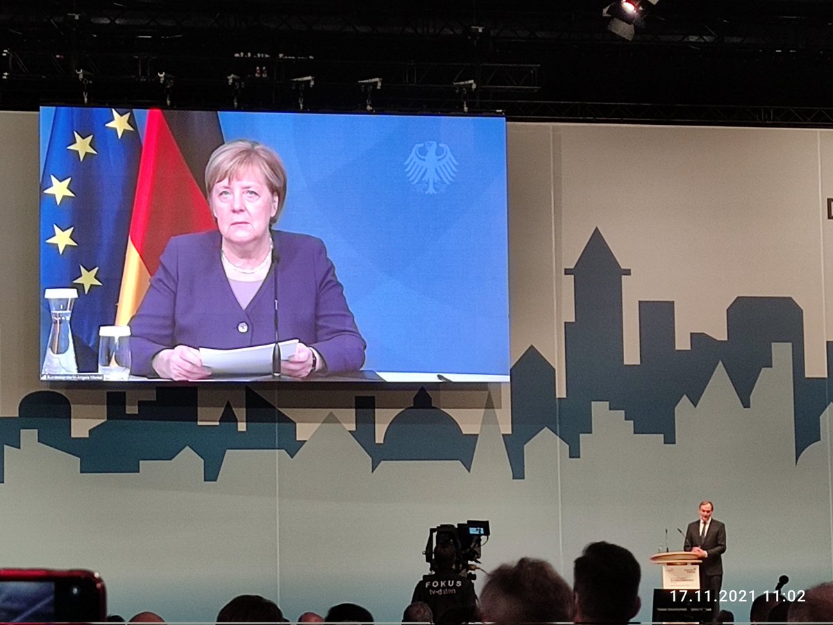 Frau Merkel macht auf dem #staedtetag21 zwei Aussagen zur Wohnungsbaupolitik. Eine davon ist ein Lob des Erfolgs des Baukindergelds, das 380.000 Familien den Schritt ins Wohneigentum erleichtert oder überhaupt erst ermöglicht hat. Das zu hören, freut das Bausparkassenherz.