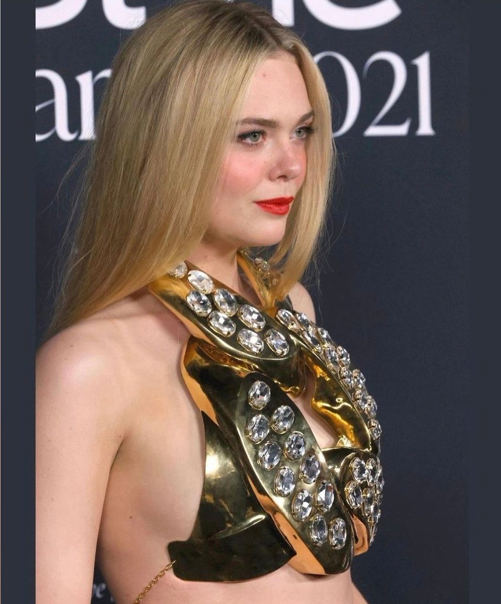 ajmalmagazine's tweet photo. Elle Fanning stunning in a bejeweled chain link top from the latest #BALMAINSS22 runway presentation during #InStyleAwards.

بإطلالة مبهرة، تتألق الممثلة الأمريكية #ايل_فانينغ وترتدي علويًا سلسلة مرصعة بالجواهر من #بالمان خلال حفل توزيع جوائز #ان_ستايل

#ajmalmagazine #fashion https://t.co/Qmw6tDMrA8