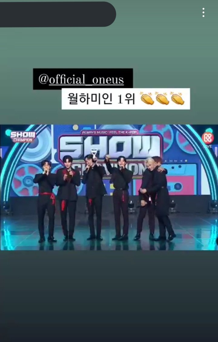justweus's tweet photo. more backup dancers congratulating them plus also keonhee’s sister also (3rd pic) 🙁♥

#ONEUS1stWin #LUNA1stWin https://t.co/HGiA7CDlz6