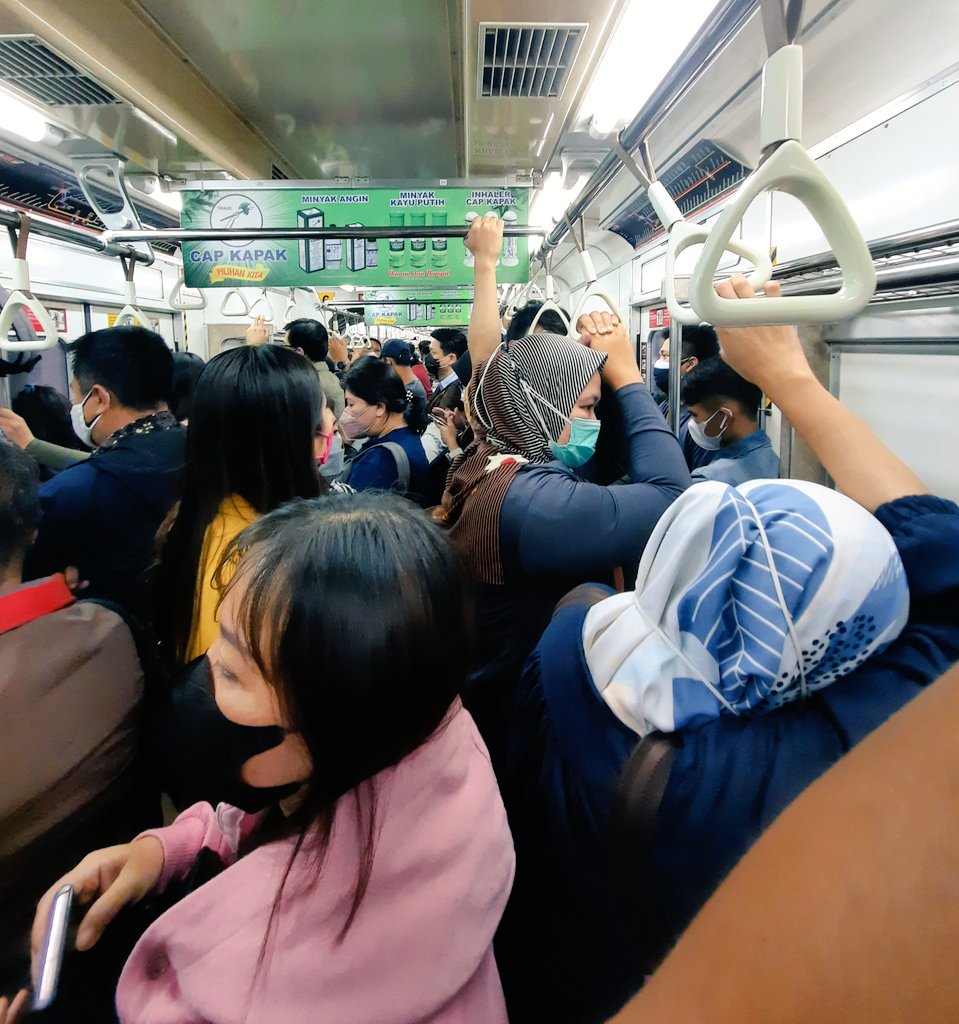 riesta2000's tweet photo. @CommuterLine @ComlineJkt @kemkominfo @KemenkesRI @AnkerTwiter @TMCPoldaMetro @MenkoMARITIM gimana nich, katanya covid. Transportasi umum spt commuter penuhnya luar biasa, tapi yg boleh duduk dibatasi https://t.co/A2boxaPmp7