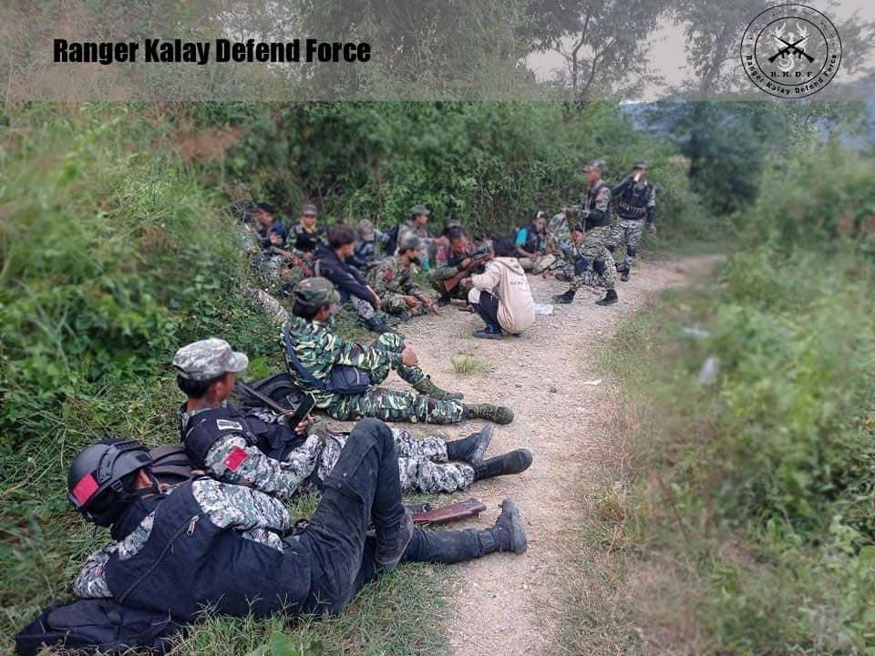 ChindwinPost's tweet photo. Ranger Kalay Defend Force said they took part in blocking the junta’s troops to not be able to return from the jungle and will coordinate with other teams until the detained medical teams from PDF-Kalay are released. #WhatsHappeningInMyanmar https://t.co/Hbhjx4EYwX