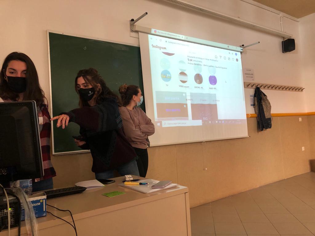 berta_codina's tweet photo. Ja hem fet la presentació al voltant del BIG DATA🔌 @andreabeba25
@FoguerasClaudia
Sabíeu que cada dia s'envien més de 200milions de correu al dia ⁉️😳 https://t.co/R51mOY4Au6