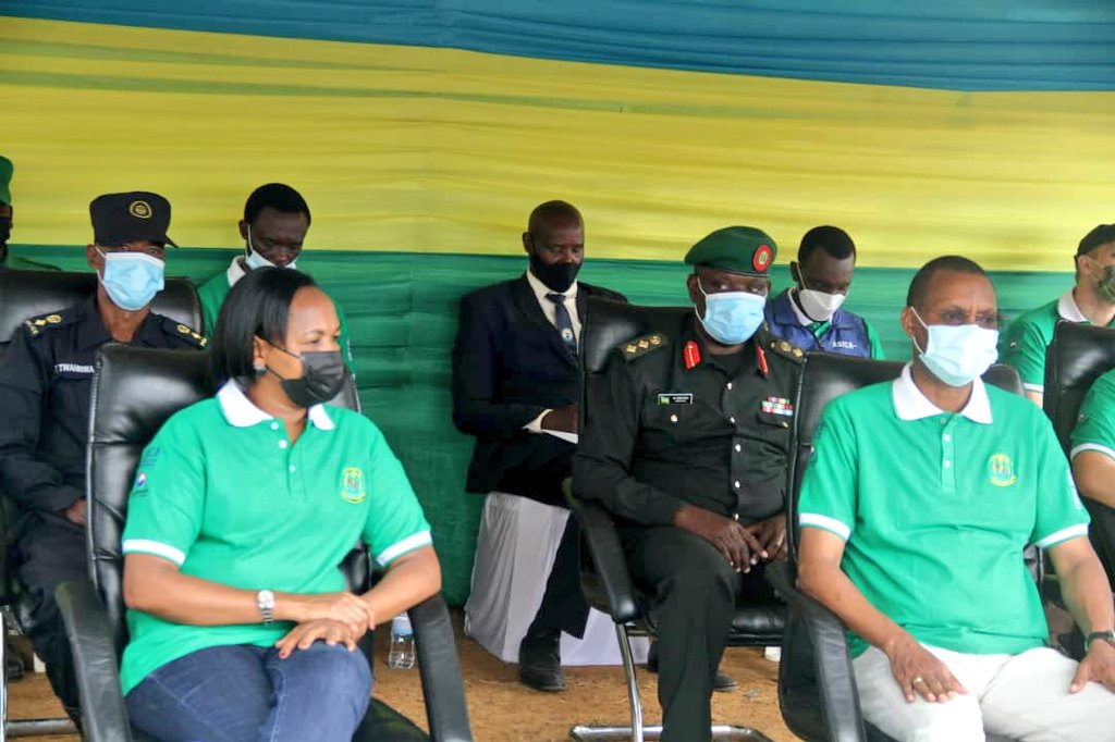 Muhangadis's tweet photo. #BiriKuba Mu Murenge wa Nyabinoni, Minisitiri @RMbabazi wa @YouthCultureRW yitabiriye igikorwa cyo gutera inkunga imishinga y'amakoperative y'urubyiruko rukora ibikorwa byo kubungabunga ibidukikije mu mushinga wa #ECOBRIGADE ukorera i @Muhangadis ,@NgororeroDistr na @KarongiDistr https://t.co/Ex4KKHTVha