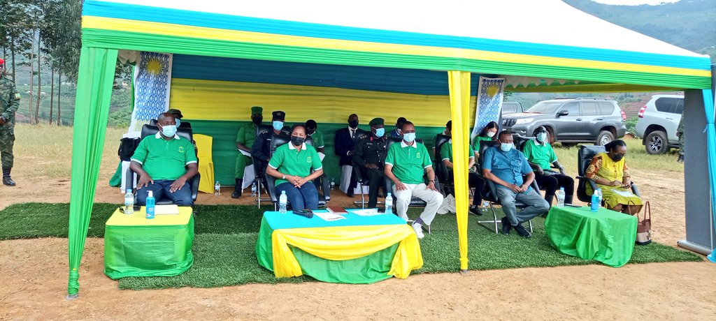 Muhangadis's tweet photo. #BiriKuba Mu Murenge wa Nyabinoni, Minisitiri @RMbabazi wa @YouthCultureRW yitabiriye igikorwa cyo gutera inkunga imishinga y'amakoperative y'urubyiruko rukora ibikorwa byo kubungabunga ibidukikije mu mushinga wa #ECOBRIGADE ukorera i @Muhangadis ,@NgororeroDistr na @KarongiDistr https://t.co/Ex4KKHTVha