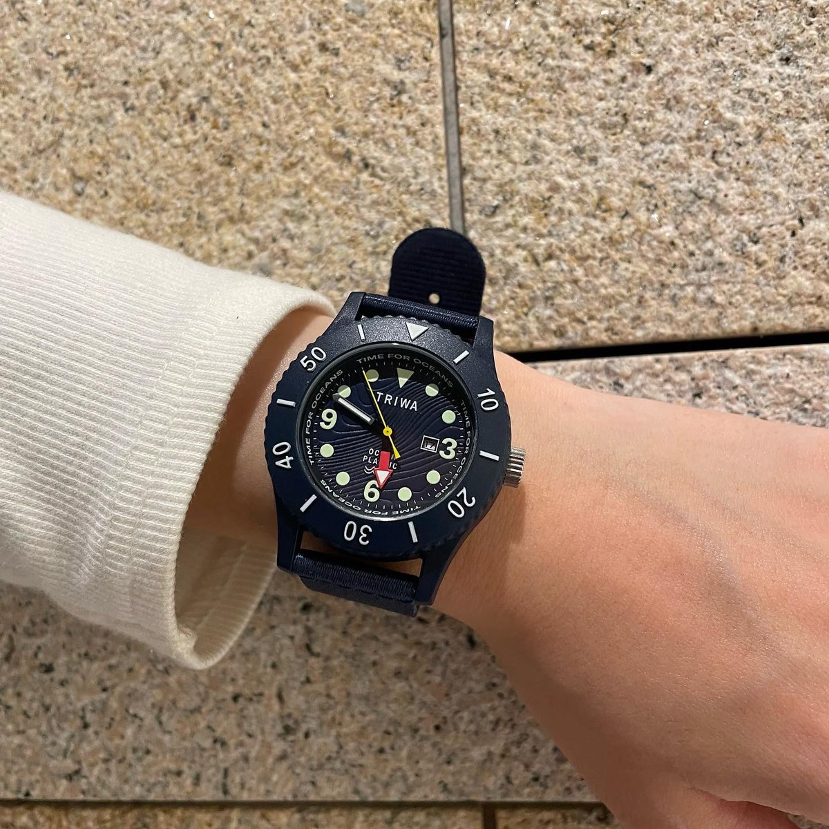 ndf_tenjin's tweet photo. 海洋環境を考える #リサイクルウォッチ

“Time for Oceans SUBMARINER”

ケースは100％リサイクルの #海洋プラスチック、ストラップはリサイクルキャンパスで作られています

#triwa
#sdgs
#timeforoceans https://t.co/wn7N3aYNjR