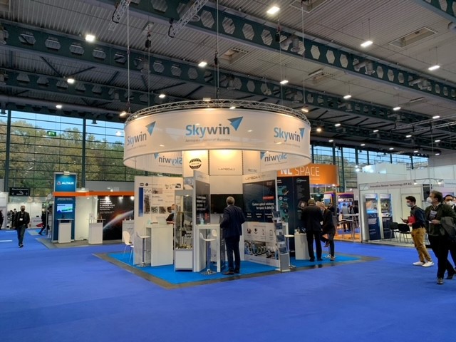 WalloniaDE's tweet photo. "Klein auf Erden, aber groß im All🚀#Wallonie  
Besuchen Sie uns am 2. Tag der #SpaceTechExpoEU in Bremen auf dem wallonischen Gruppenstand L34. Lernen Sie das Raumfahrtcluster @PoleSkywin und seine Mitglieder kennen. Mehr dazu unter: https://t.co/c95ZtquC3B #innovation #Space https://t.co/kC3Qe6JbEA