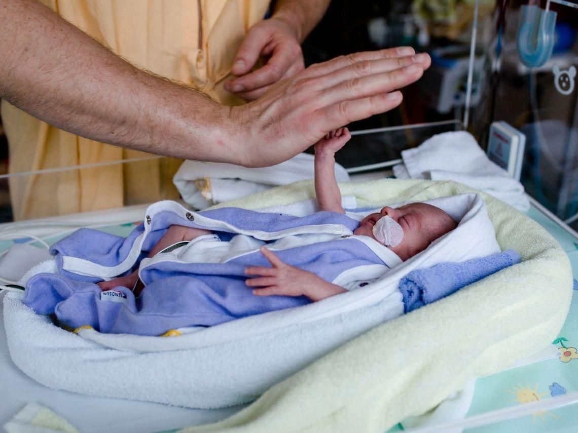 Serpadres_es's tweet photo. Feliz día a todos esos pequeños que se agarran con fuerza a la vida para. A los papás que sacan garras y coraje para luchar por sus pequeños. Y a todos los profesionales que se dejan la piel día y noche porque estos pequeños salgan adelante. 

Feliz #DíadelNiñoPrematuro https://t.co/GMTOXBOyUn