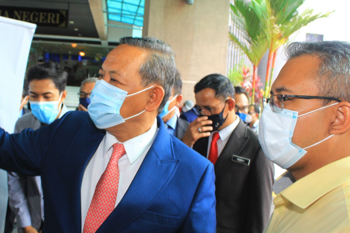 MAJLIS PENYERAHAN KUNCI 6 UNIT VAN (KAUNTER CUKAI BERGERAK) KEPADA PEJABAT DAERAH DAN TANAH NEGERI SEMBILAN
17 November 2021 – Bertempat di Lobi Wisma Negeri majlis tersebut telah disempurnakan oleh YAB Menteri Besar Negeri Sembilan, Dato’ Seri Haji Aminuddin Bin Haji Harun.