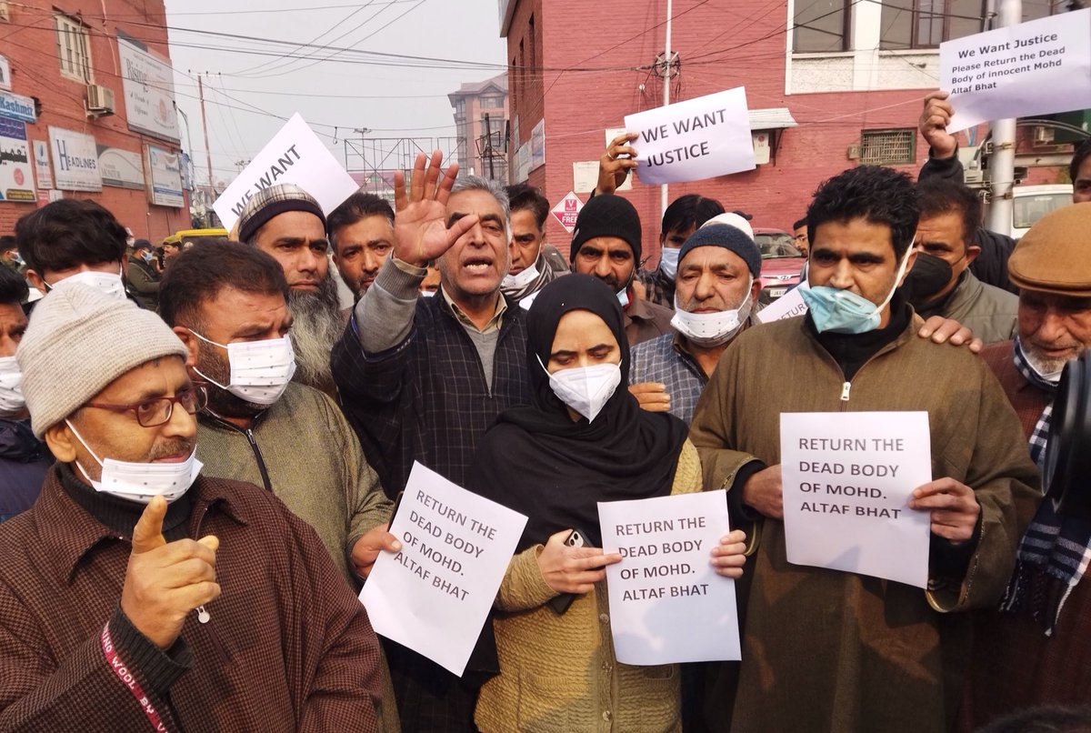 UmarGanie1's tweet photo. #hyderporaencounter : In pics- The family members of building owner Altaf Ahmad Bhat, who was killed in crossfire in #Hyderpora encounter staged a protest at press enclave Srinagar demanding the body of slain back without any further delay.

#Srinagar #Kashmir #srinagarencounter https://t.co/IpqeQHa0y6