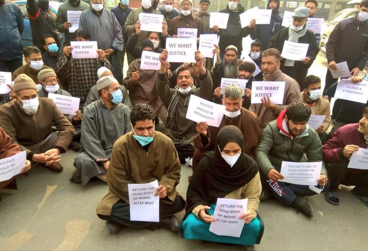 UmarGanie1's tweet photo. #hyderporaencounter : In pics- The family members of building owner Altaf Ahmad Bhat, who was killed in crossfire in #Hyderpora encounter staged a protest at press enclave Srinagar demanding the body of slain back without any further delay.

#Srinagar #Kashmir #srinagarencounter https://t.co/IpqeQHa0y6
