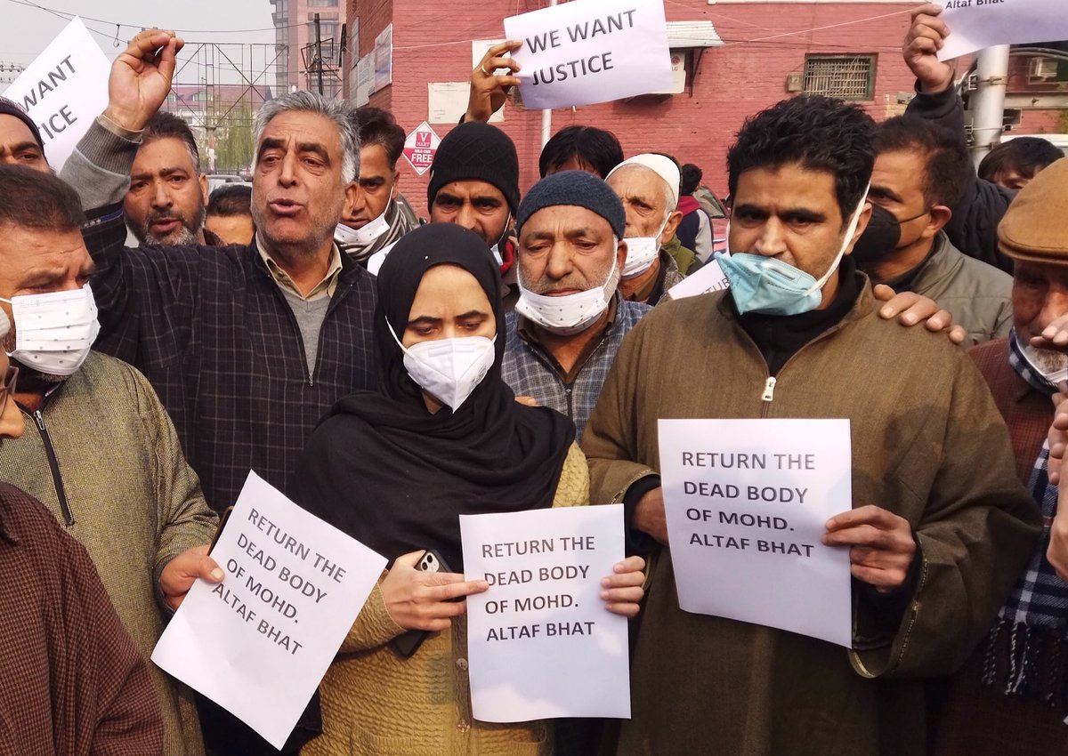 UmarGanie1's tweet photo. #hyderporaencounter : In pics- The family members of building owner Altaf Ahmad Bhat, who was killed in crossfire in #Hyderpora encounter staged a protest at press enclave Srinagar demanding the body of slain back without any further delay.

#Srinagar #Kashmir #srinagarencounter https://t.co/IpqeQHa0y6