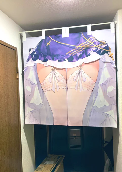 チェシャーののれん届いたよ🐱思ったよりでかくてドアにハマらんから玄関に持ってきた😂 