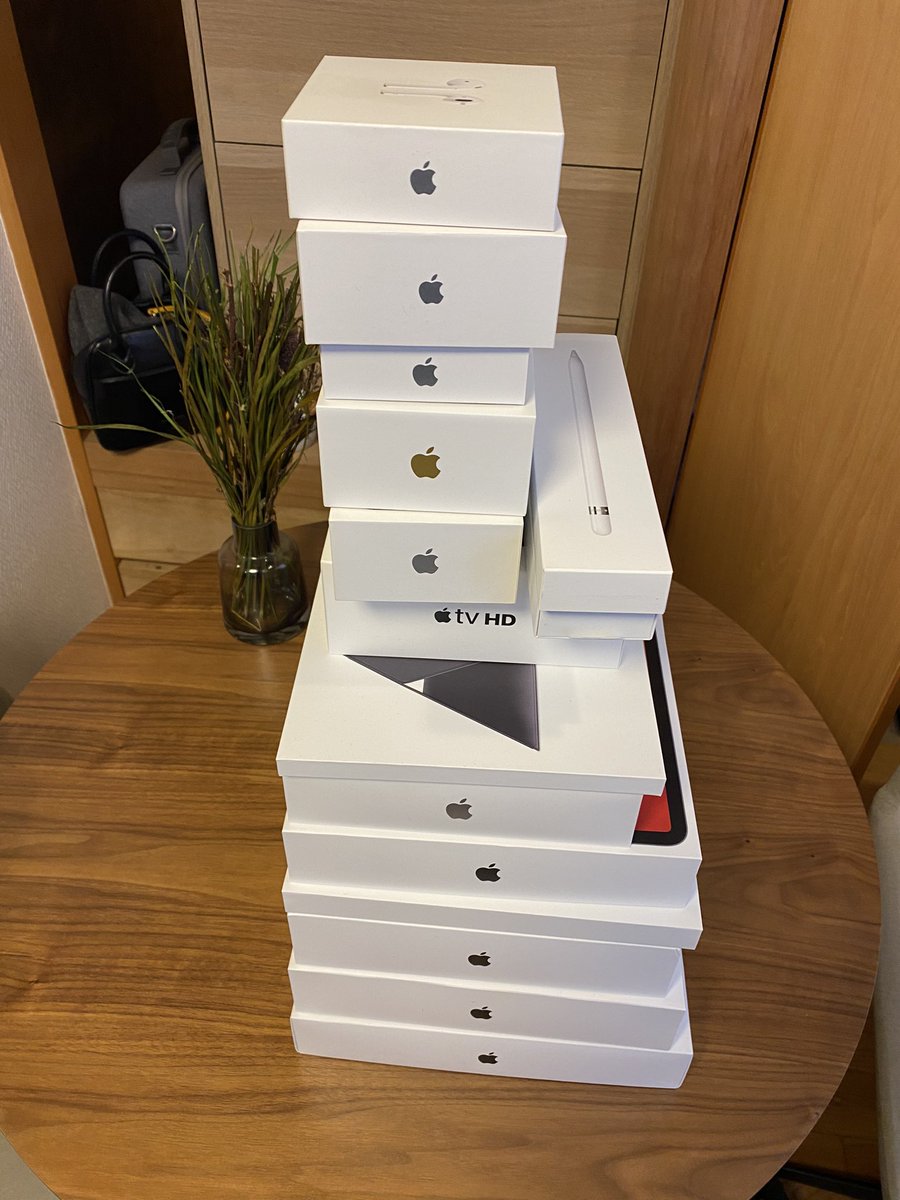 rayha_4's tweet photo. 大学生から今まで、気がつけばApple信者になっていた🍎 https://t.co/Cptz7mShwR