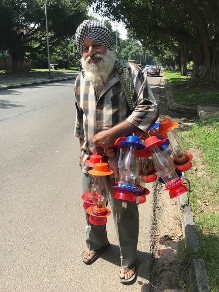 SIKH_IT_CELL's tweet photo. S. Balwinder Singh From Delhi Lost Everything In 84 Genocide In Delhi, His Property Was Burnt And He Came On Road. Still He Didn't Lost Hope &amp; Started His Life Again. He Travels 25 kms Daily To Sell Lamps By Which He Earns 300 To 500 Rs...He Never Cried For Help From Govt. 🙏 https://t.co/bXrD9NU1sQ