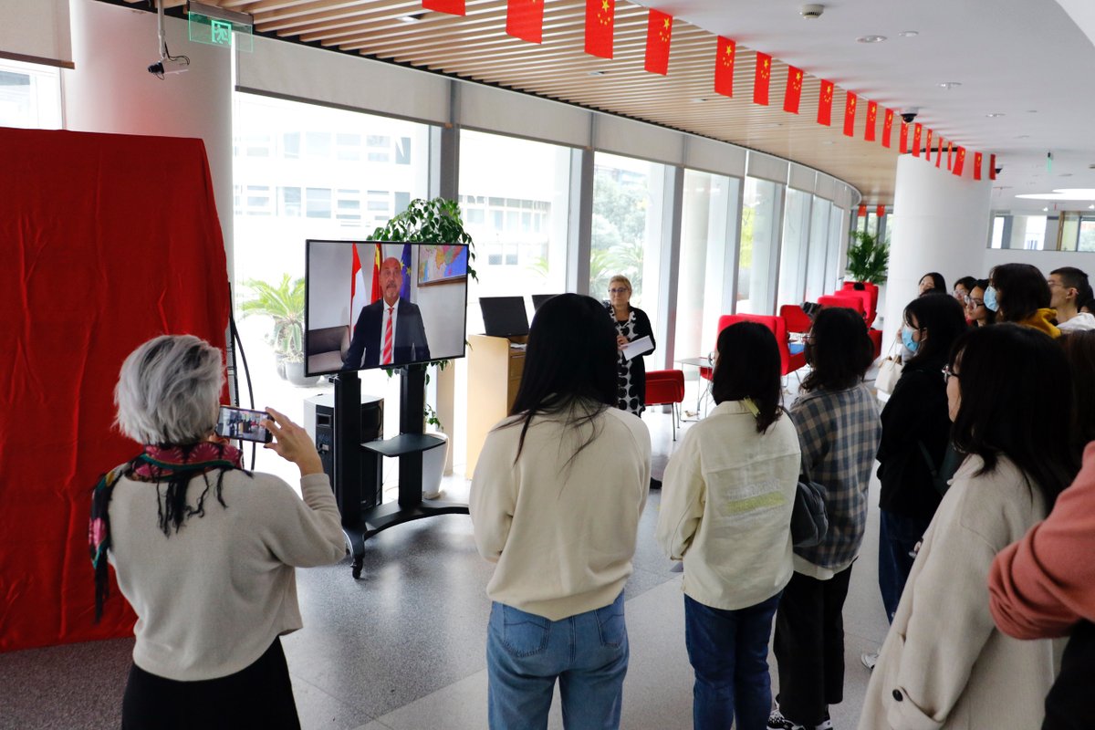 AustriaShanghai's tweet photo. #IlseAichinger Ausstellungseröffnung an der #TongjiUNI Shanghai im Rahmen der Deutschen Woche 2021. Hohes Interesse der Studierenden an einer großen österreichischen Schriftstellerin. Dank an #CDHTongji für die tolle Zusammenarbeit. @MFA_Austria https://t.co/LQCiQZJCqG
