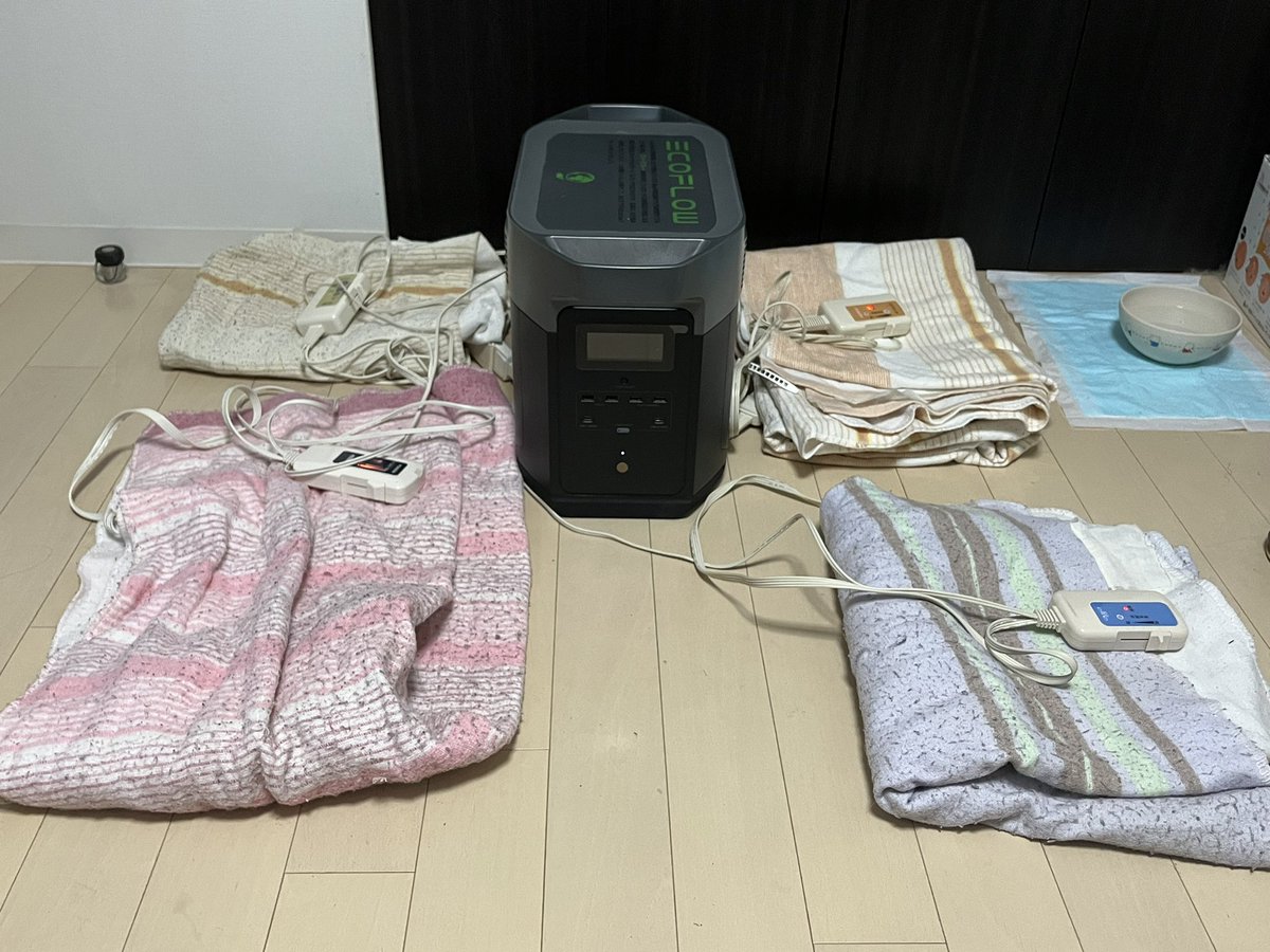 nokonoko_siba's tweet image. ポータブル電源が届いたので、早速ですが検証開始。

電気毛布を4台使って1晩過ごせるか!!

※毛玉塗れで汚くてごめんなさい

開始からちょうど1時間で残り90%なので、1晩(8時間)くらいなら余裕なのでは!？

#EcoflowDELTAMax #ポータブル電源
#キャンプ #車中泊 #電気毛布