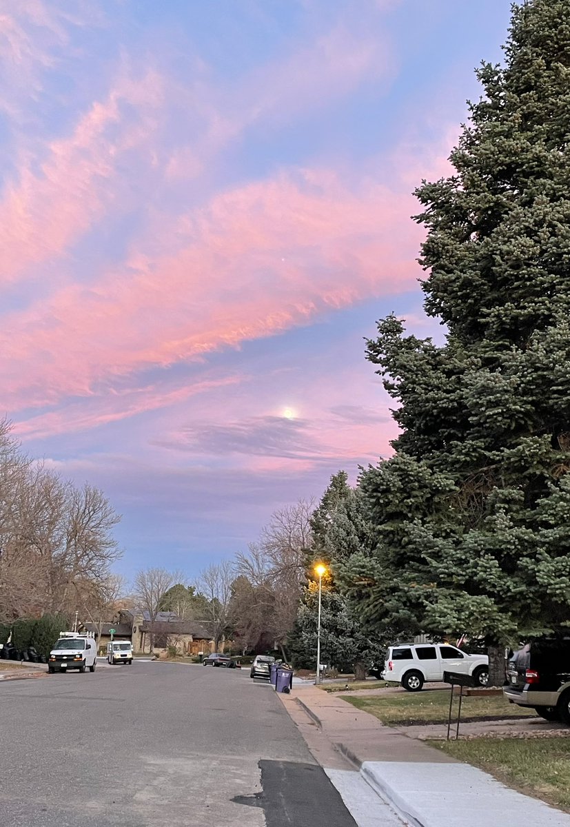 goavs925's tweet photo. Some evening sky pics to and from the Petsmart on S Wads this evening. #coloradosunsets #swdenver @DaveCBS4 @ChrisCBS4 @LaurenCBS4 https://t.co/GSqaBc4K3I