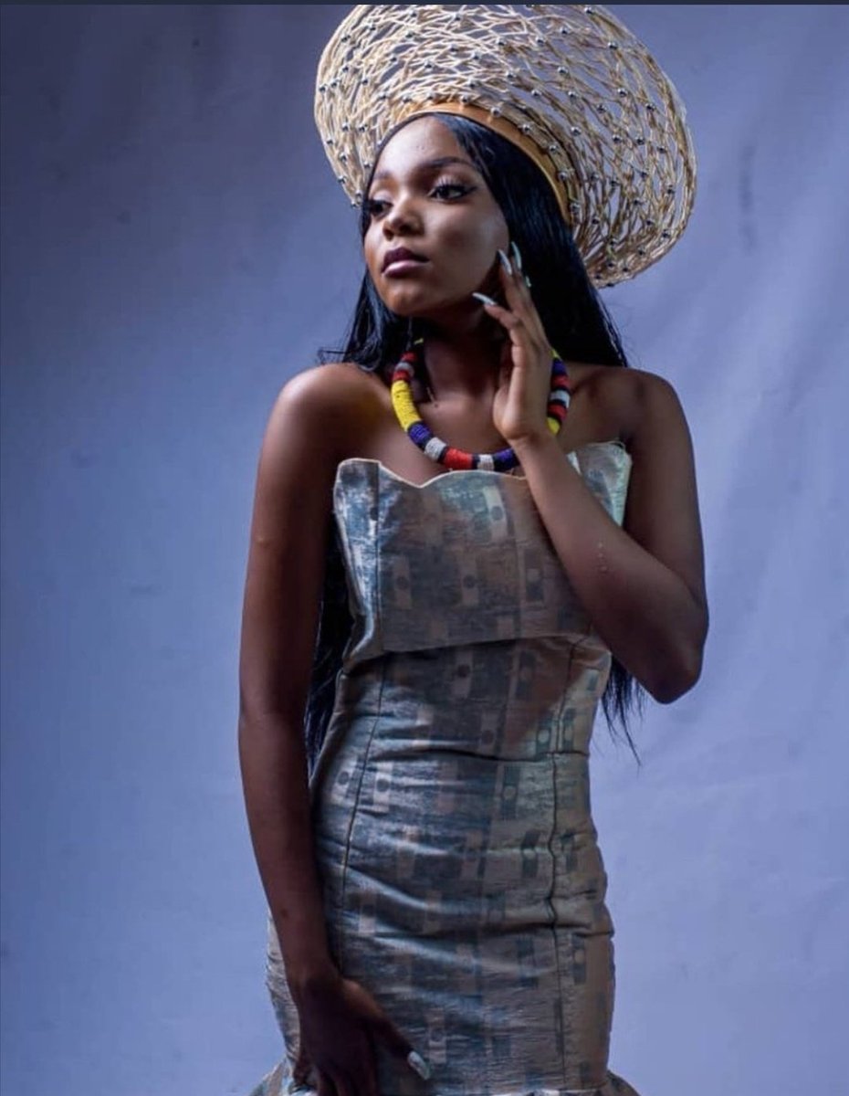 Our #WCW for this week goes to Afro-pop/Jazz Musician <a href="/LemoniqZw/">lemoniq</a>. Tune into Singabantu banye at 10.30 am with <a href="/Donna15N/">DONNA N.</a> as we profile her music
Stream live on 💻:
skyzmetroradio.co.zw 
#BeyondTheSky
#Esabantu
#Skyzat5