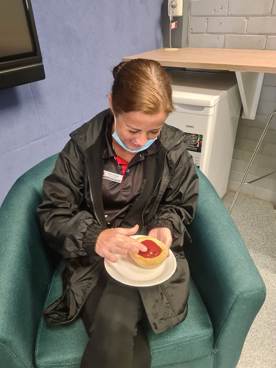 RachelMareeOTo1's tweet photo. Who doesn't love a hot pie?  Thanks to the collaboration of CLO's between schools #SRPS staff enjoyed a free lunch today. Thanks @ParkPassfield #StaffWellbeing https://t.co/rDzavqU7Am