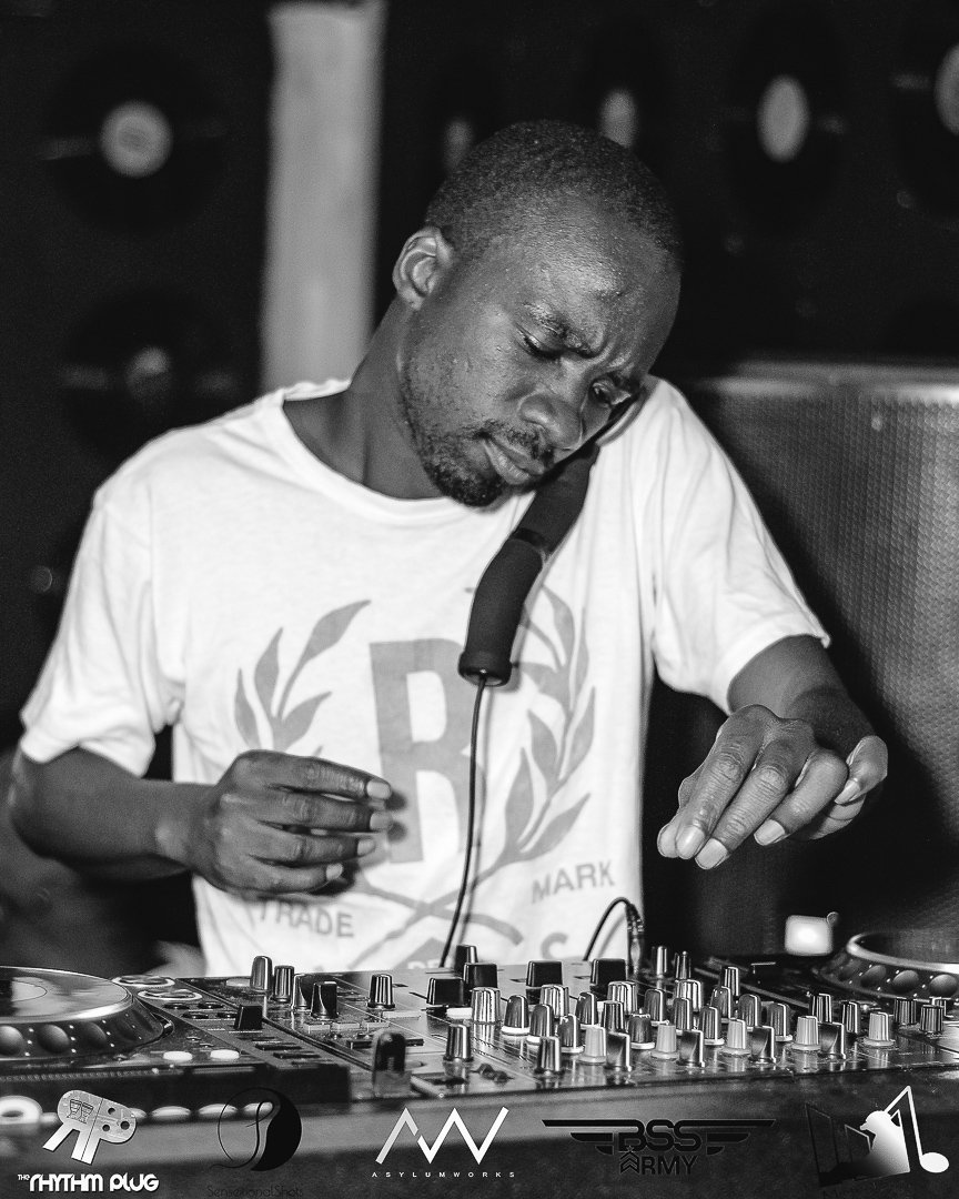 MisterBenjiSA's tweet photo. #RhythmPlug recap!
We are on, Fridays from 2pm to 11pm at @Vinylifestyle_ (13 Loveday street, Marshalltown) great music & super nice vibes! #rhythmplugfridays
πΈ @senseitionalone https://t.co/r7lEXUSPTu