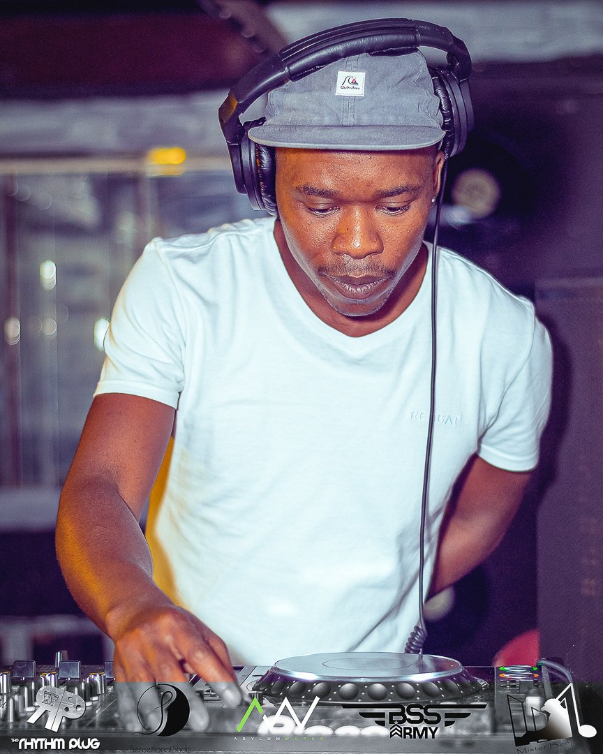 MisterBenjiSA's tweet photo. #RhythmPlug recap!
We are on, Fridays from 2pm to 11pm at @Vinylifestyle_ (13 Loveday street, Marshalltown) great music & super nice vibes! #rhythmplugfridays
πΈ @senseitionalone https://t.co/r7lEXUSPTu