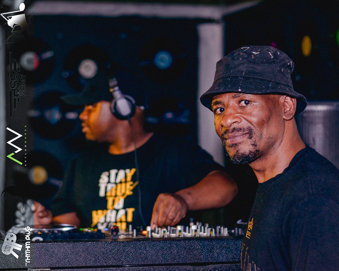 MisterBenjiSA's tweet photo. #RhythmPlug recap!
We are on, Fridays from 2pm to 11pm at @Vinylifestyle_ (13 Loveday street, Marshalltown) great music & super nice vibes! #rhythmplugfridays
πΈ @senseitionalone https://t.co/r7lEXUSPTu