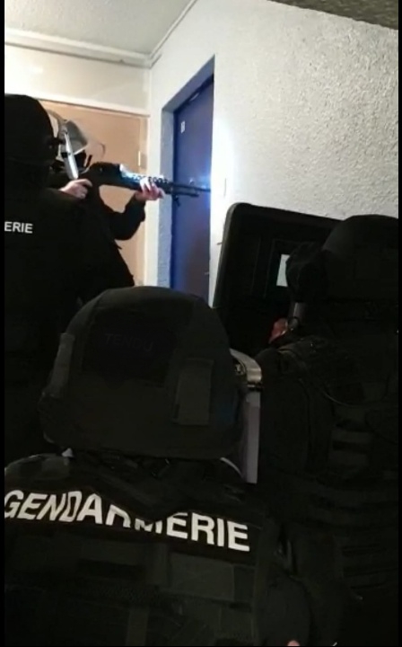 Gendarmerie_017's tweet photo. - Toc toc toc....
- C'est qui ?
- C'est Jean !
- Jean qui ?
- Gendarmerie, c'est pour les calendriers ! https://t.co/CImnakbh8R