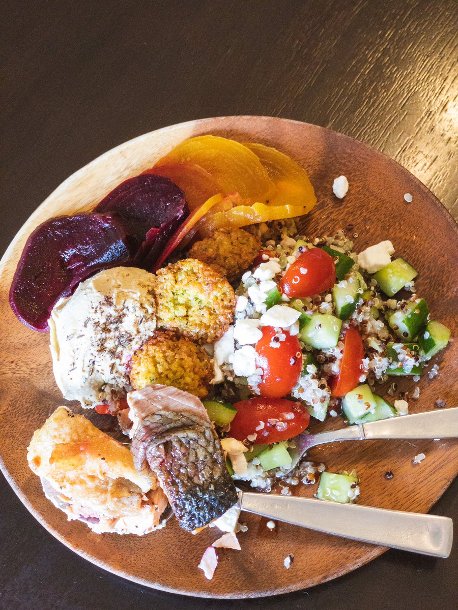Nomad_Chic's tweet photo. #今日のランチ
とにかく野菜を食べたい気分だった。

#roastedbeets
#homemadehummus
#quinoasalad
#grilledsalmon
#Falafel 
#allhomemade https://t.co/4VJrQsapAb