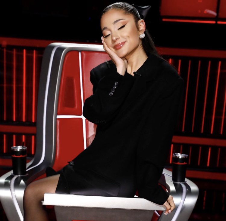comfortboca's tweet photo. ariana grande last night on the voice 🎙 https://t.co/1hOSxbMk1U