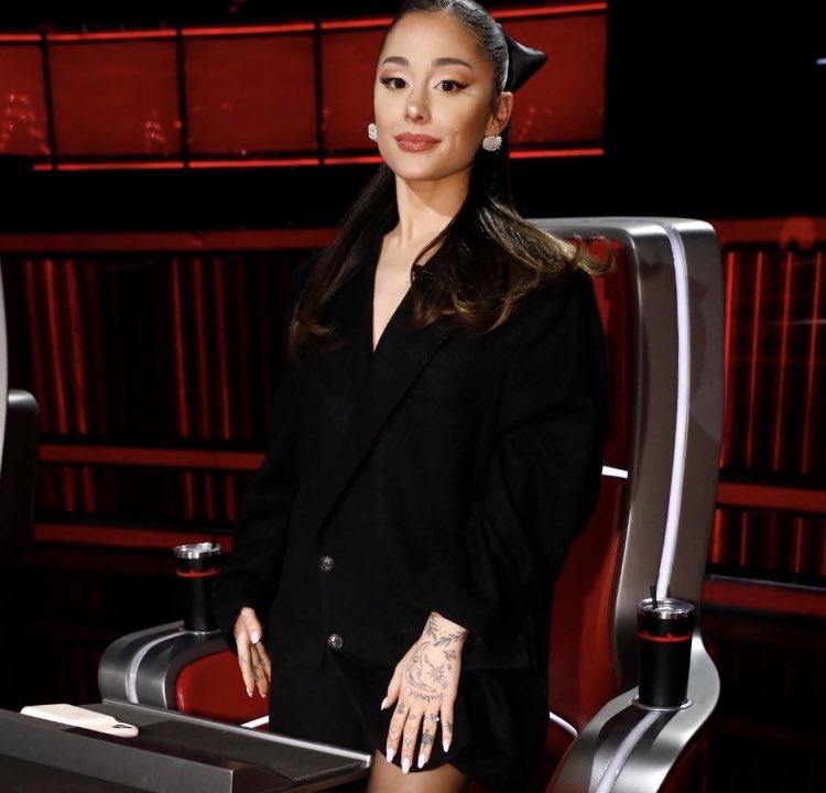 comfortboca's tweet photo. ariana grande last night on the voice 🎙 https://t.co/1hOSxbMk1U