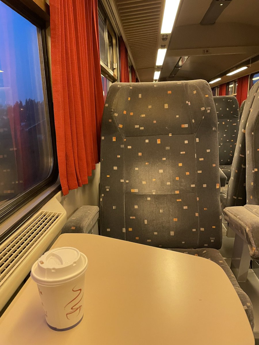 1 wagon zonder verwarming en de zeer vriendelijke conducteur communiceert daarover erg vriendelijk en biedt in de naburige wagon 1e klasse zetel aan. Als het goed is moet het ook gezegd #nmbs <a href="/NMBS/">NMBS</a> #positivisme