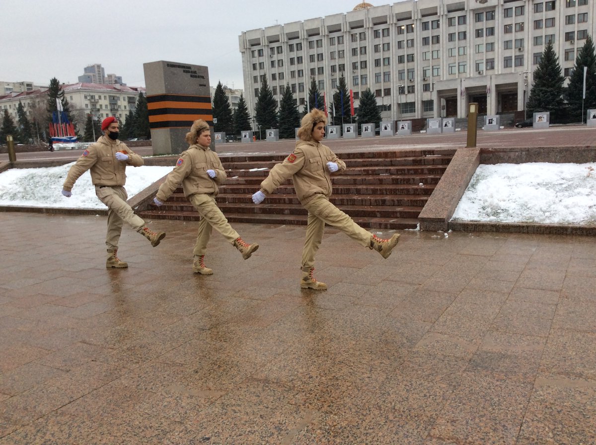 depsamobr63's tweet photo. В рамках национального проекта "Образование" отряд юнармейцев имени Карапетяна Ш.В. МБОУ Школы № 154 г.о. Самара нёс почетную вахту памяти у Вечного огня на площади Славы. Ребята успешно справились с поставленной задачей.👏 https://t.co/7dI9HpziIs